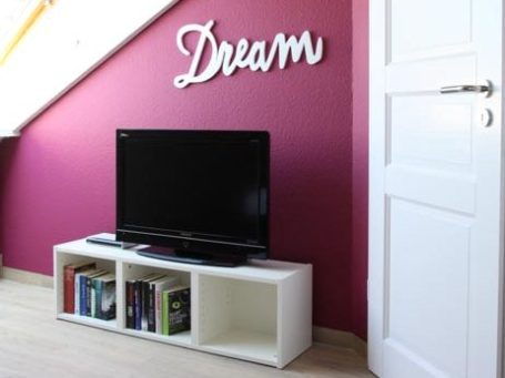 Doppelbett Schlafzimmer mit großem Fernseher
